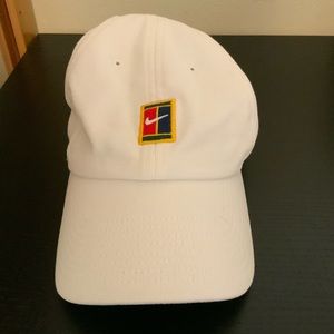 White Nikecourt Tennis Hat